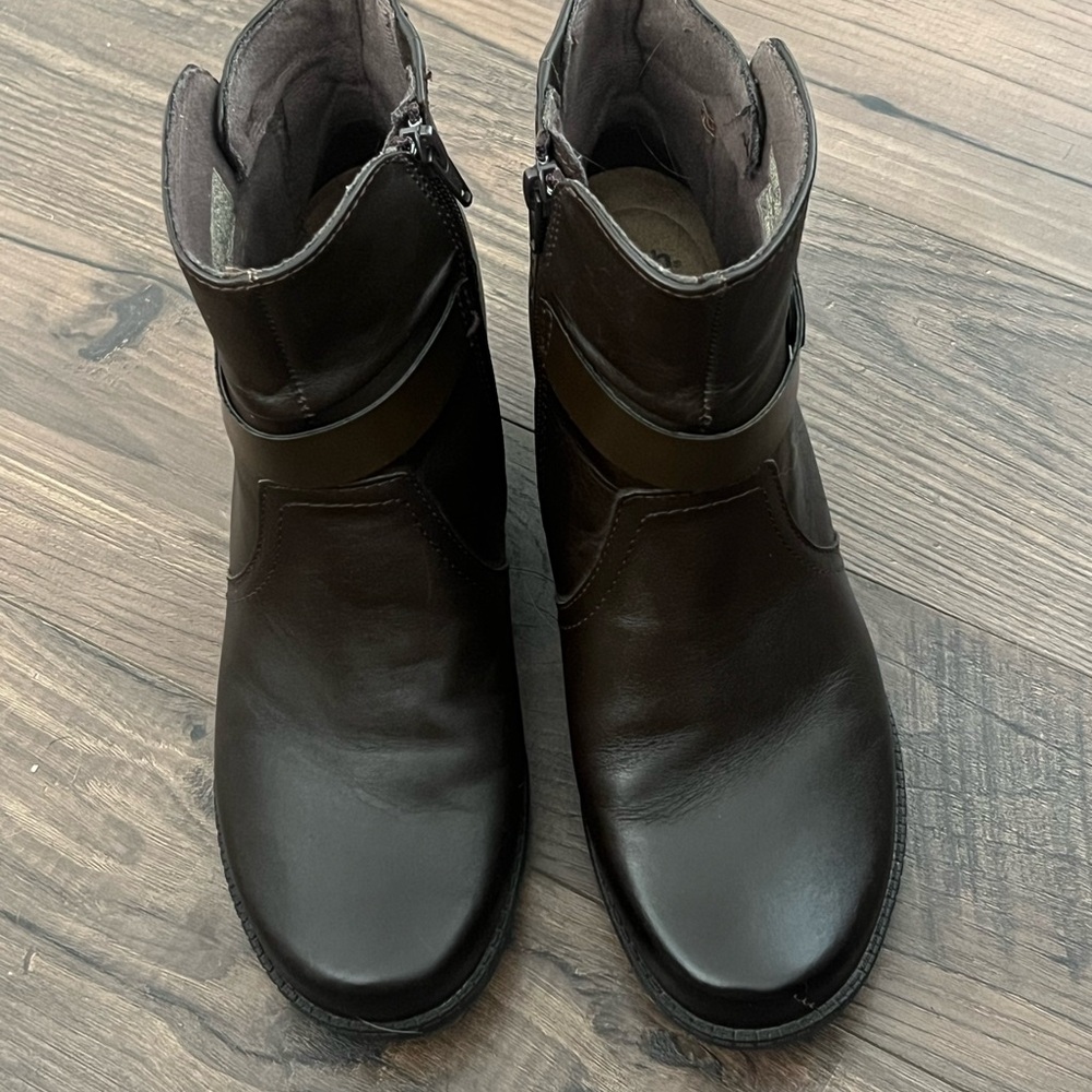 Earth Origins Black Leather Ankle Boots 8.5 Block Heel Minimalist Comfort chic